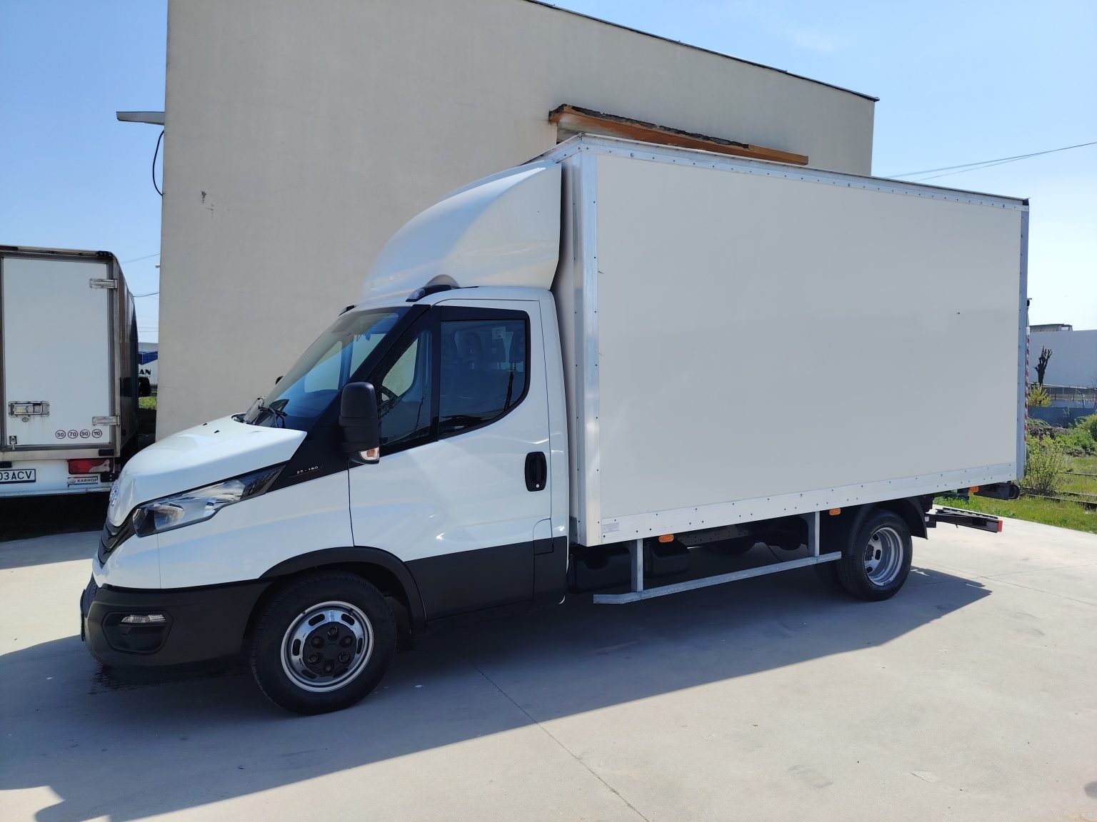 Dubă Iveco Daily cu lift, 19 mc (8 paleți)