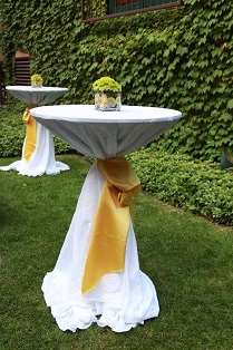 Masă cocktail cu față de masă din brocart